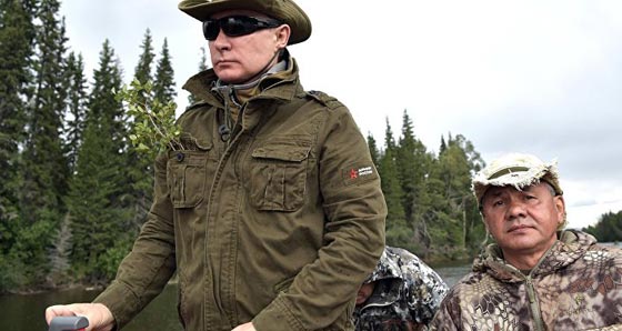  بوتين يطارد سمكة كبيرة تحت المياه الجليدية في سيبيريا.. فيديو صورة رقم 3