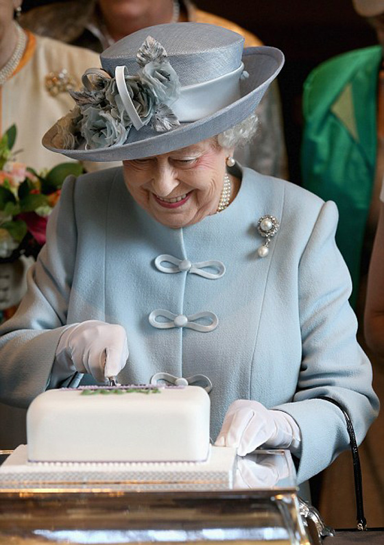 تأكل لتعيش ولا تعيش لتأكل.. هذا ما تتناوله ملكة بريطانيا من طعام ومشروبات صورة رقم 2