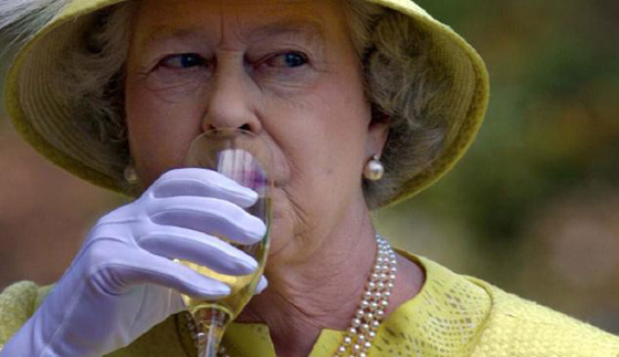 تأكل لتعيش ولا تعيش لتأكل.. هذا ما تتناوله ملكة بريطانيا من طعام ومشروبات صورة رقم 7