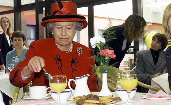 تأكل لتعيش ولا تعيش لتأكل.. هذا ما تتناوله ملكة بريطانيا من طعام ومشروبات صورة رقم 9
