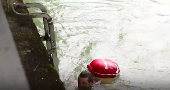 بالفيديو.. الماني يذهب إلى عمله سباحة بسبب الازدحام المروري صورة رقم 5