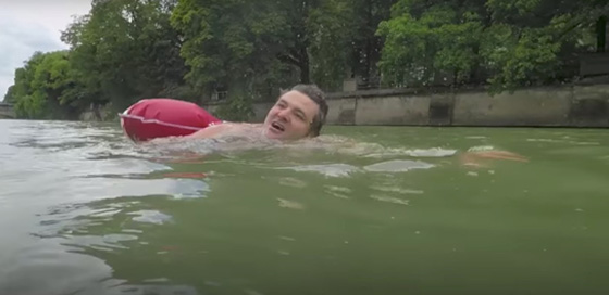 بالفيديو.. الماني يذهب إلى عمله سباحة بسبب الازدحام المروري صورة رقم 3