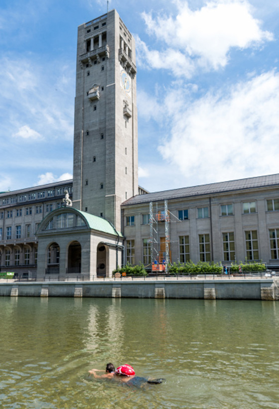 بالفيديو.. الماني يذهب إلى عمله سباحة بسبب الازدحام المروري صورة رقم 8