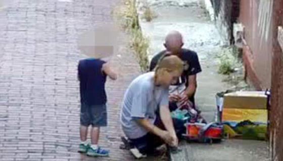 بالفيديو.. القبض على أم تعاطت الهيروين امام طفلها صورة رقم 3