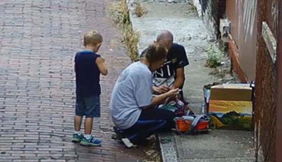 بالفيديو.. القبض على أم تعاطت الهيروين امام طفلها صورة رقم 4