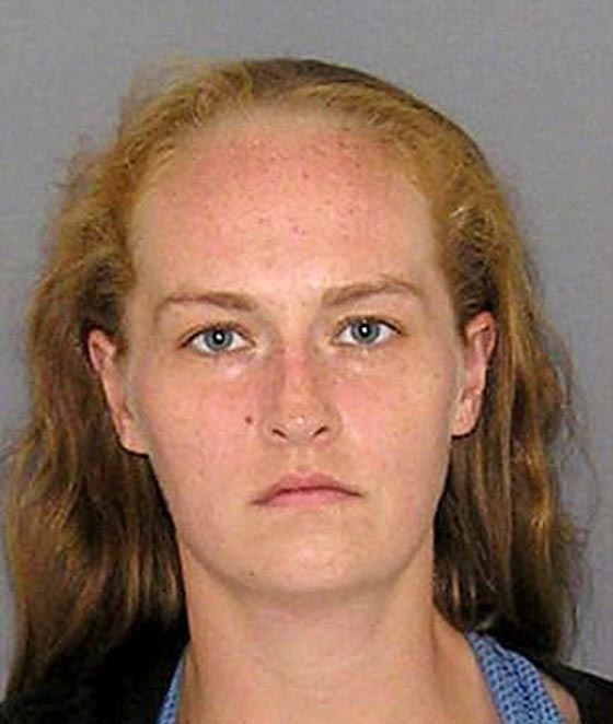 بالفيديو.. القبض على أم تعاطت الهيروين امام طفلها صورة رقم 1