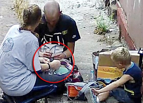 بالفيديو.. القبض على أم تعاطت الهيروين امام طفلها صورة رقم 2