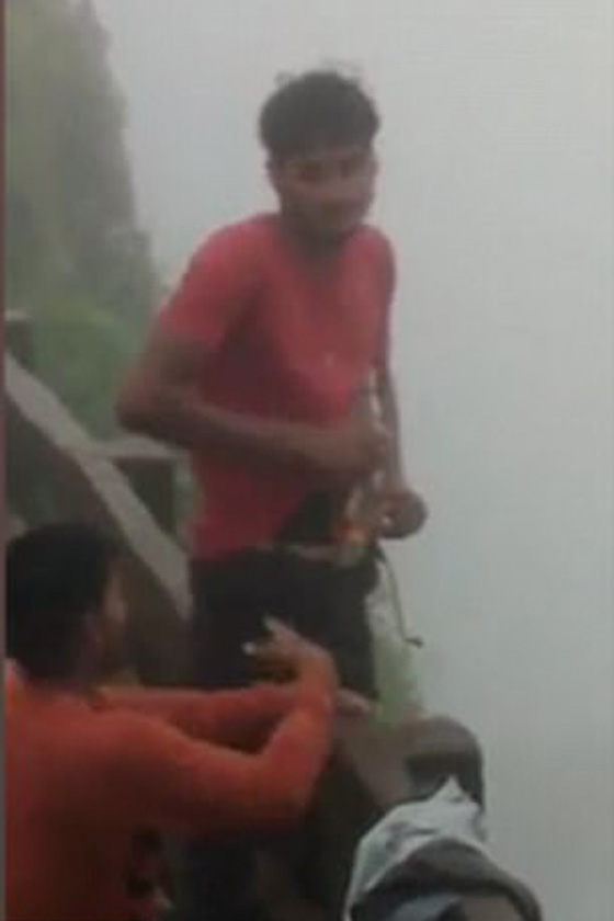 فيديو مؤلم.. مزاح بين شابين مخمورين يودي بحياتهما من فوق شلال صورة رقم 2