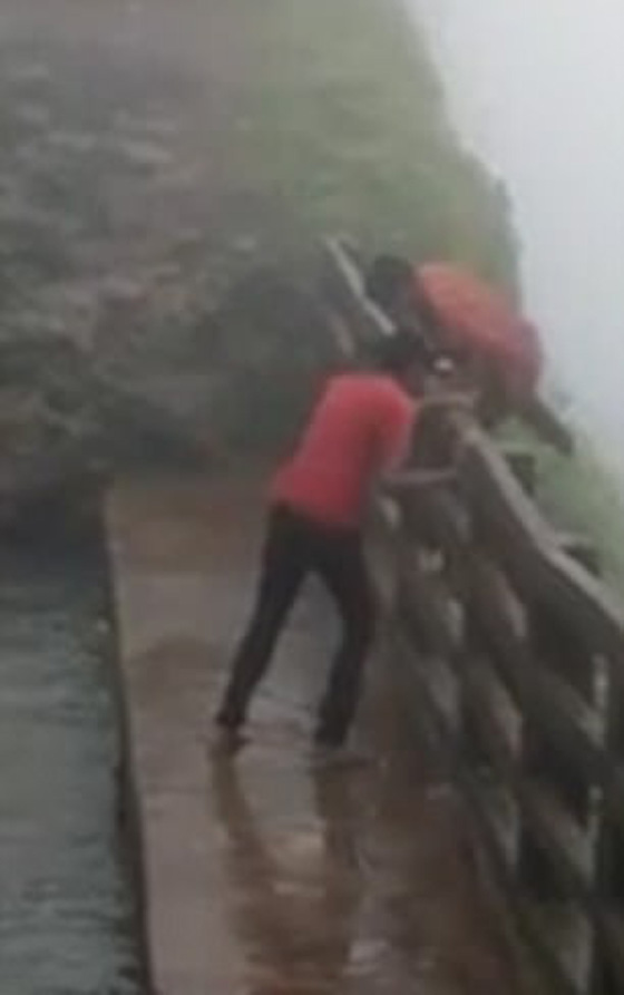 فيديو مؤلم.. مزاح بين شابين مخمورين يودي بحياتهما من فوق شلال صورة رقم 3