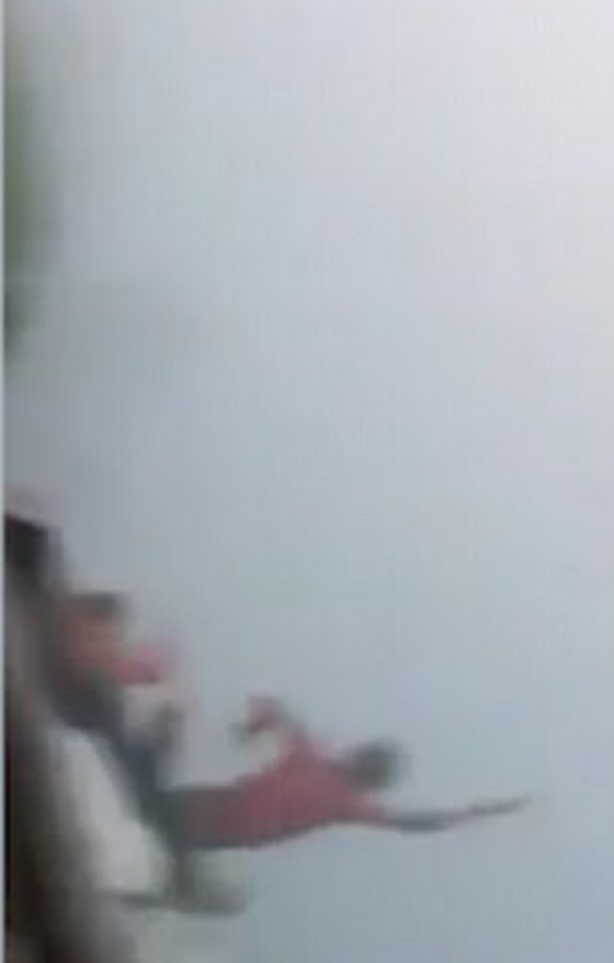 فيديو مؤلم.. مزاح بين شابين مخمورين يودي بحياتهما من فوق شلال صورة رقم 4