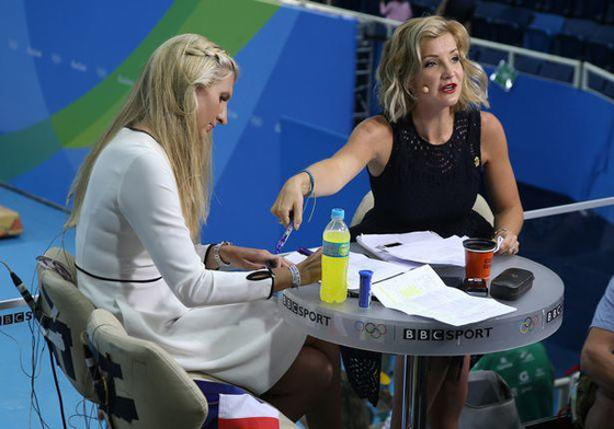 مذيعة بريطانية شهيرة تثير الجدل باطلالات مثيرة وحركات غير لائقة! صورة رقم 2