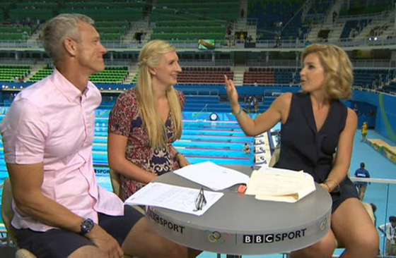 مذيعة بريطانية شهيرة تثير الجدل باطلالات مثيرة وحركات غير لائقة! صورة رقم 3