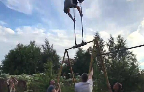 نهاية رجل شجاع! فيديو مروع لرجل حاول قلب أرجوحة 360 درجة!! صورة رقم 1