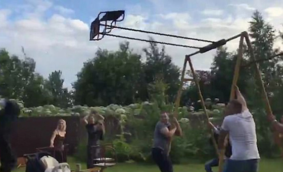 نهاية رجل شجاع! فيديو مروع لرجل حاول قلب أرجوحة 360 درجة!! صورة رقم 5