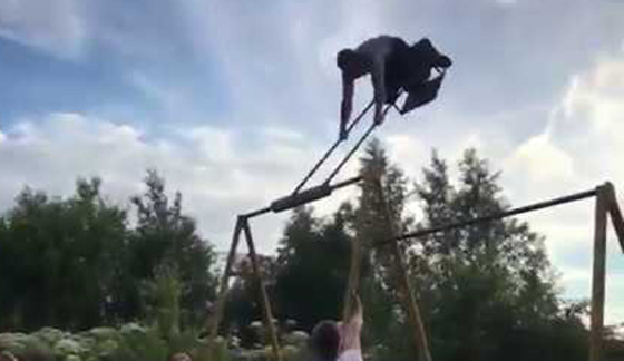 نهاية رجل شجاع! فيديو مروع لرجل حاول قلب أرجوحة 360 درجة!! صورة رقم 3