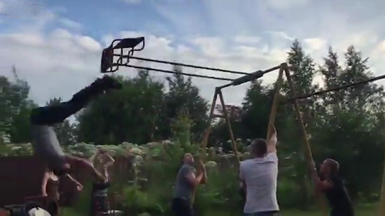 نهاية رجل شجاع! فيديو مروع لرجل حاول قلب أرجوحة 360 درجة!! صورة رقم 4