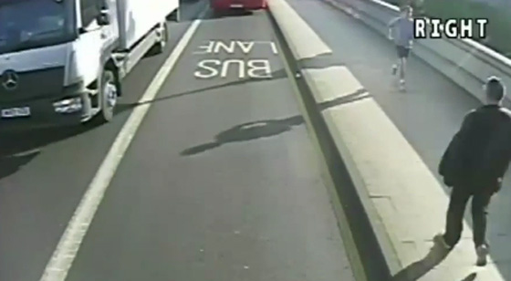 فيديو صادم.. عداء يدفع امرأة تحت عجلات باص صورة رقم 1