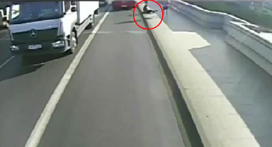 فيديو صادم.. عداء يدفع امرأة تحت عجلات باص صورة رقم 3