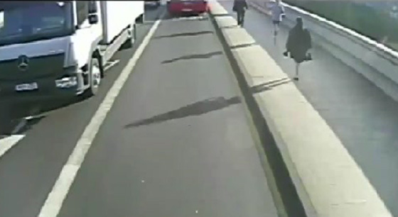 فيديو صادم.. عداء يدفع امرأة تحت عجلات باص صورة رقم 2