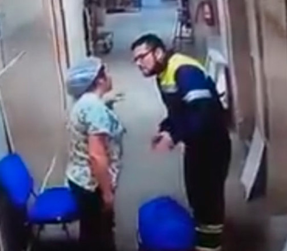 فيديو صادم.. طبيب يعتدي على صديقته الممرضة الحامل ويرفس بطنها  صورة رقم 3