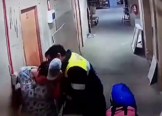 فيديو صادم.. طبيب يعتدي على صديقته الممرضة الحامل ويرفس بطنها  صورة رقم 1