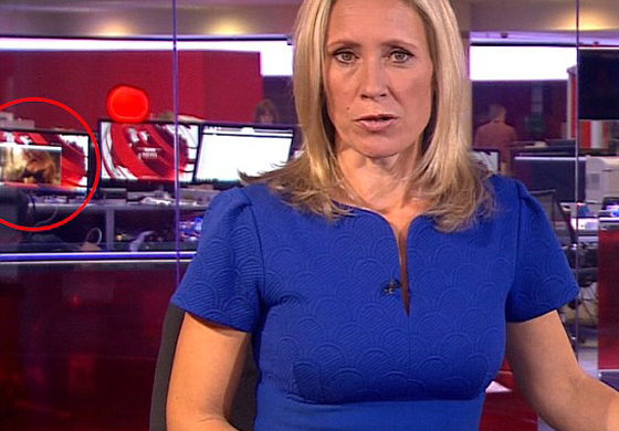 بالفيديو.. فضيحة لشبكة بي بي سي  بسبب عرض مقطع إباحي أثناء النشرة الإخبارية صورة رقم 2