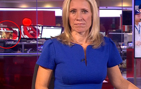 بالفيديو.. فضيحة لشبكة بي بي سي  بسبب عرض مقطع إباحي أثناء النشرة الإخبارية صورة رقم 4