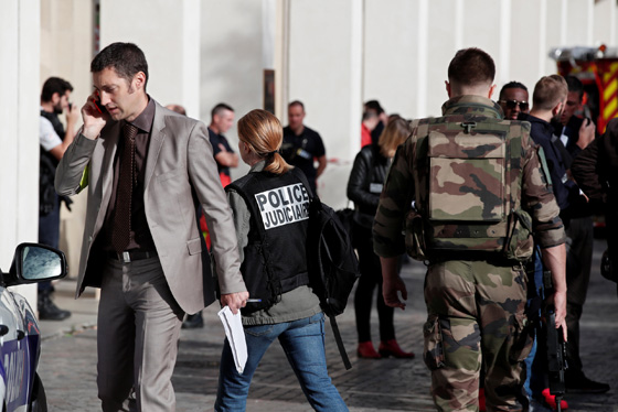  إصابة 6 جنود فرنسيين في حادث دهس بباريس صورة رقم 3