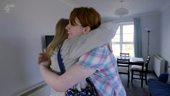 مليونير يقدم شقة لأم وطفلتها من بين 8000 طلب صورة رقم 8