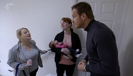 مليونير يقدم شقة لأم وطفلتها من بين 8000 طلب صورة رقم 12