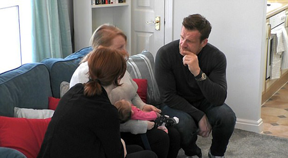 مليونير يقدم شقة لأم وطفلتها من بين 8000 طلب صورة رقم 13