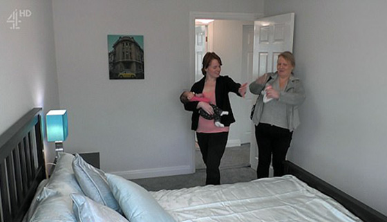 مليونير يقدم شقة لأم وطفلتها من بين 8000 طلب صورة رقم 10