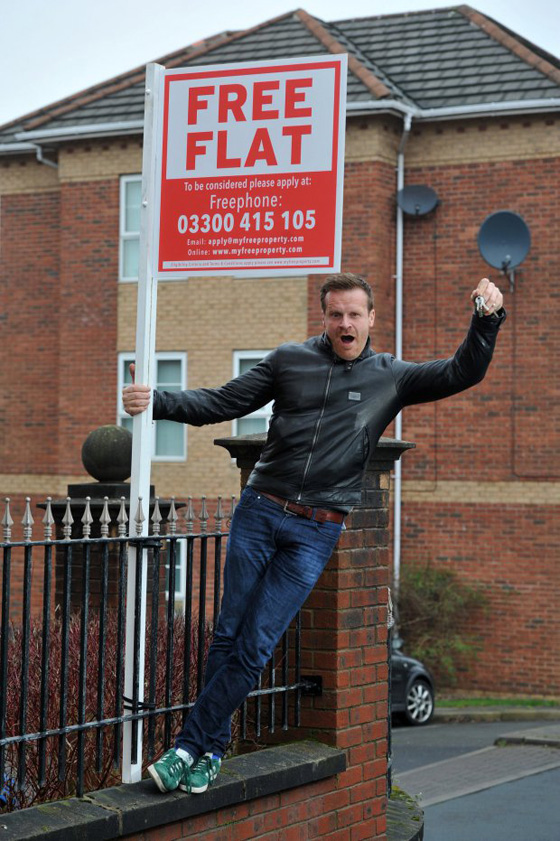 مليونير يقدم شقة لأم وطفلتها من بين 8000 طلب صورة رقم 1