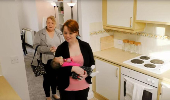 مليونير يقدم شقة لأم وطفلتها من بين 8000 طلب صورة رقم 2