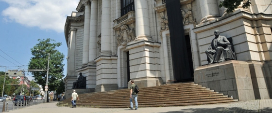 جامعة بلغارية تعرض سيارة دفع رباعي للطلاب المتسجلين فيها! صورة رقم 1