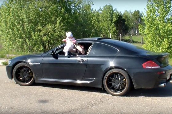 جنون!! روسي يخاطر بحياة طفله الرضيع لكسب الشهرة على الانترنت صورة رقم 4