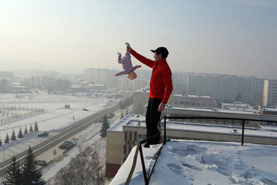 جنون!! روسي يخاطر بحياة طفله الرضيع لكسب الشهرة على الانترنت صورة رقم 1