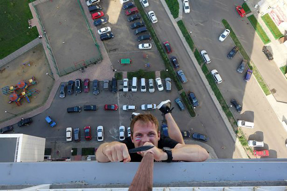 جنون!! روسي يخاطر بحياة طفله الرضيع لكسب الشهرة على الانترنت صورة رقم 2