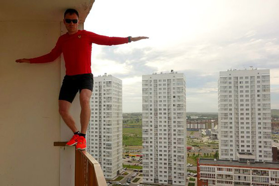 جنون!! روسي يخاطر بحياة طفله الرضيع لكسب الشهرة على الانترنت صورة رقم 3