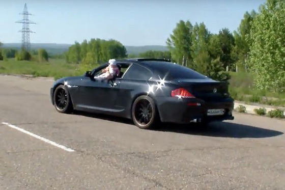 جنون!! روسي يخاطر بحياة طفله الرضيع لكسب الشهرة على الانترنت صورة رقم 5