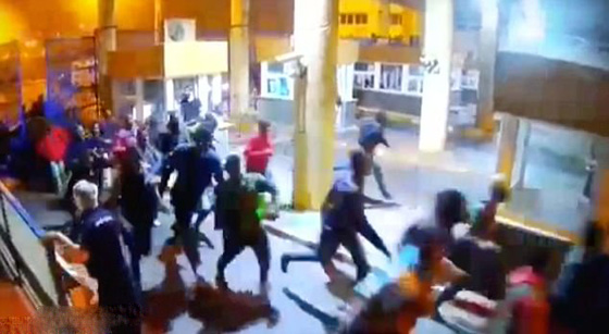 شاهد ماذا حدث لضابط اسباني اراد اعتراض شلال من المهاجرين! فيديو صورة رقم 1