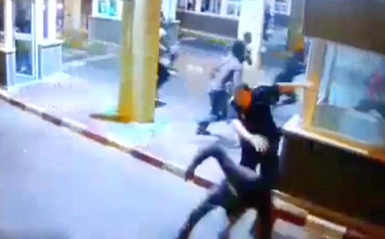 شاهد ماذا حدث لضابط اسباني اراد اعتراض شلال من المهاجرين! فيديو صورة رقم 2