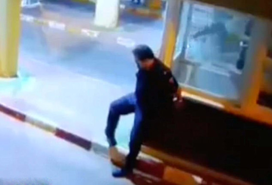 شاهد ماذا حدث لضابط اسباني اراد اعتراض شلال من المهاجرين! فيديو صورة رقم 3