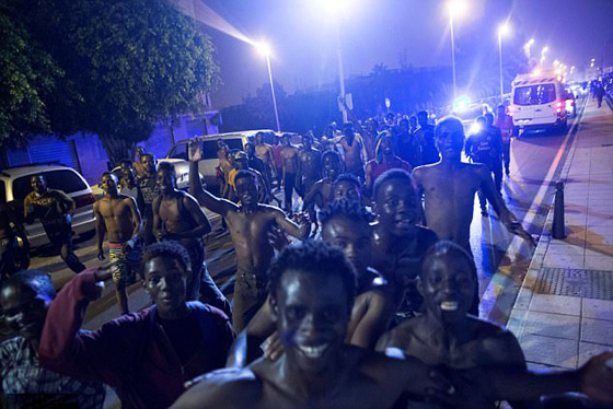 شاهد ماذا حدث لضابط اسباني اراد اعتراض شلال من المهاجرين! فيديو صورة رقم 4