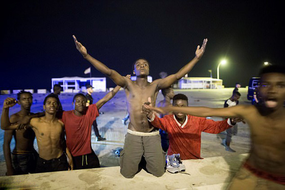 شاهد ماذا حدث لضابط اسباني اراد اعتراض شلال من المهاجرين! فيديو صورة رقم 5