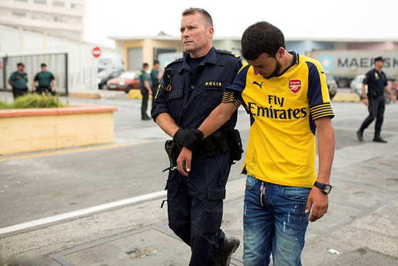 شاهد ماذا حدث لضابط اسباني اراد اعتراض شلال من المهاجرين! فيديو صورة رقم 7