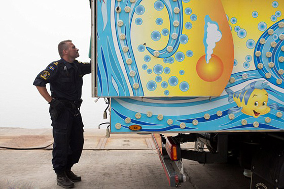 شاهد ماذا حدث لضابط اسباني اراد اعتراض شلال من المهاجرين! فيديو صورة رقم 8