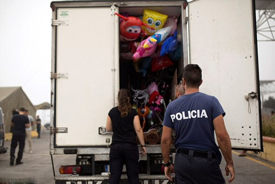 شاهد ماذا حدث لضابط اسباني اراد اعتراض شلال من المهاجرين! فيديو صورة رقم 9