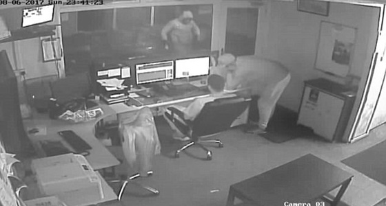 ملثم يهاجم عاملين عربيين ويغرقهما بالدماء في بريطانيا.. فيديو صورة رقم 5