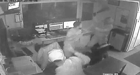 ملثم يهاجم عاملين عربيين ويغرقهما بالدماء في بريطانيا.. فيديو صورة رقم 7